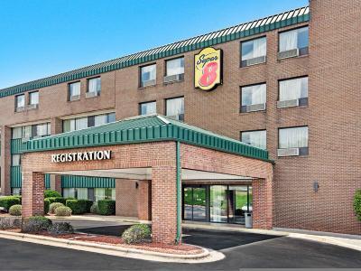 Hotel Super 8 By Wyndham Raleigh North East - Bild 2