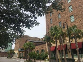 Hotel Embassy Suites by Hilton Savannah - Bild 2