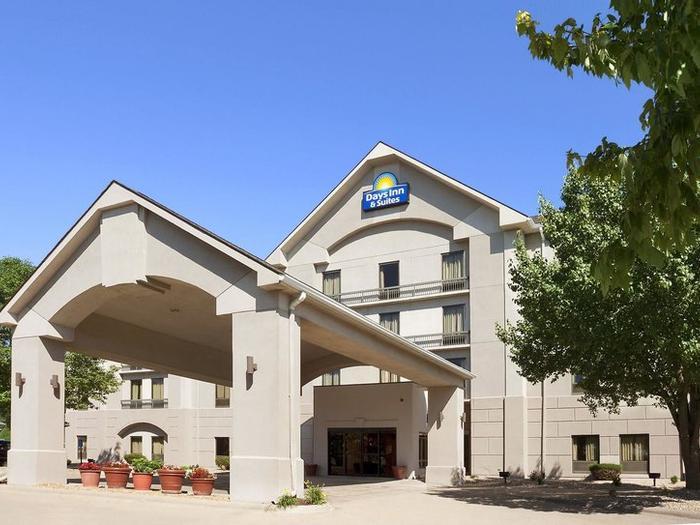 Hotel Days Inn & Suites by Wyndham Cedar Rapids - Bild 1