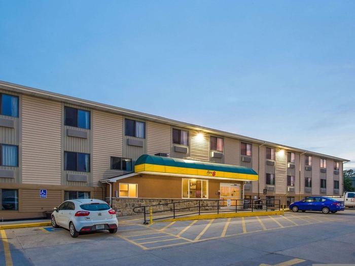 Hotel Super 8 by Wyndham Iowa City/Coralville - Bild 1