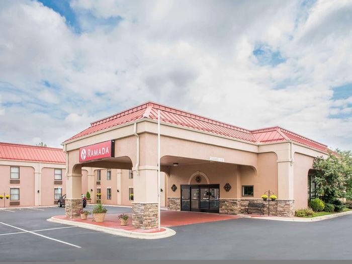 Hotel Ramada by Wyndham Hendersonville - Bild 1