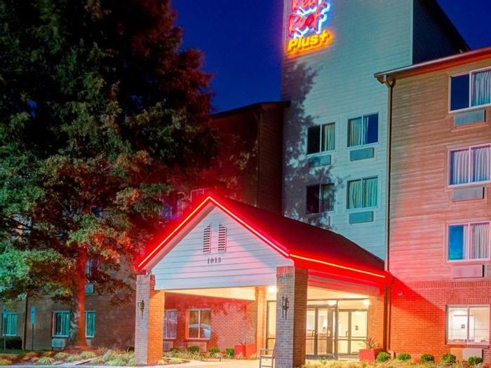 Hotel Red Roof PLUS+ Raleigh NCSU Convention Center - Bild 1