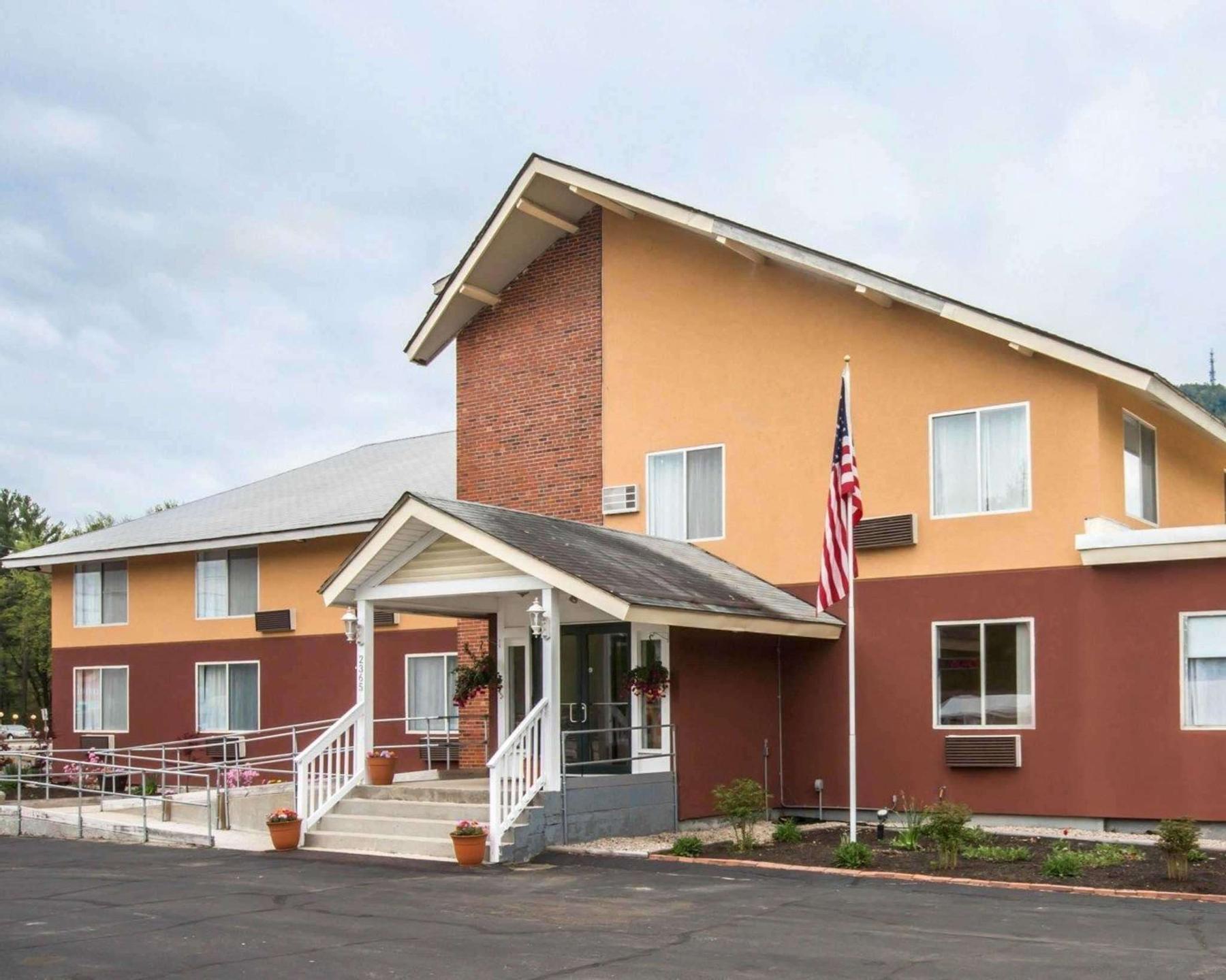 Hotel Econo Lodge Lakes Region - Bild 1