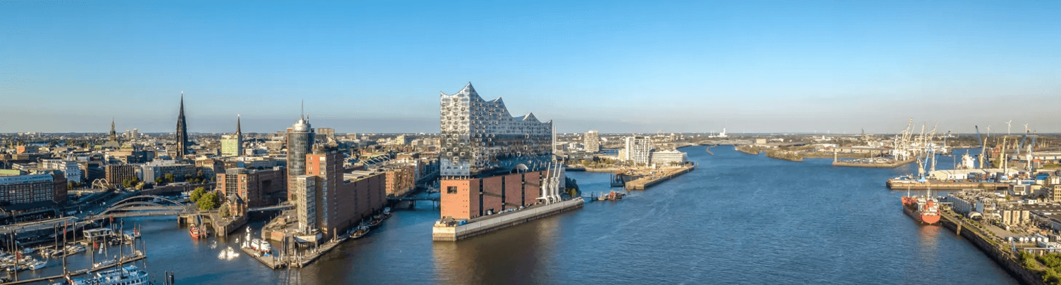 Blick auf die Elbphilharmonie und den Hamburger Hafen bei Sonnenschein – Startpunkt vieler Kreuzfahrten