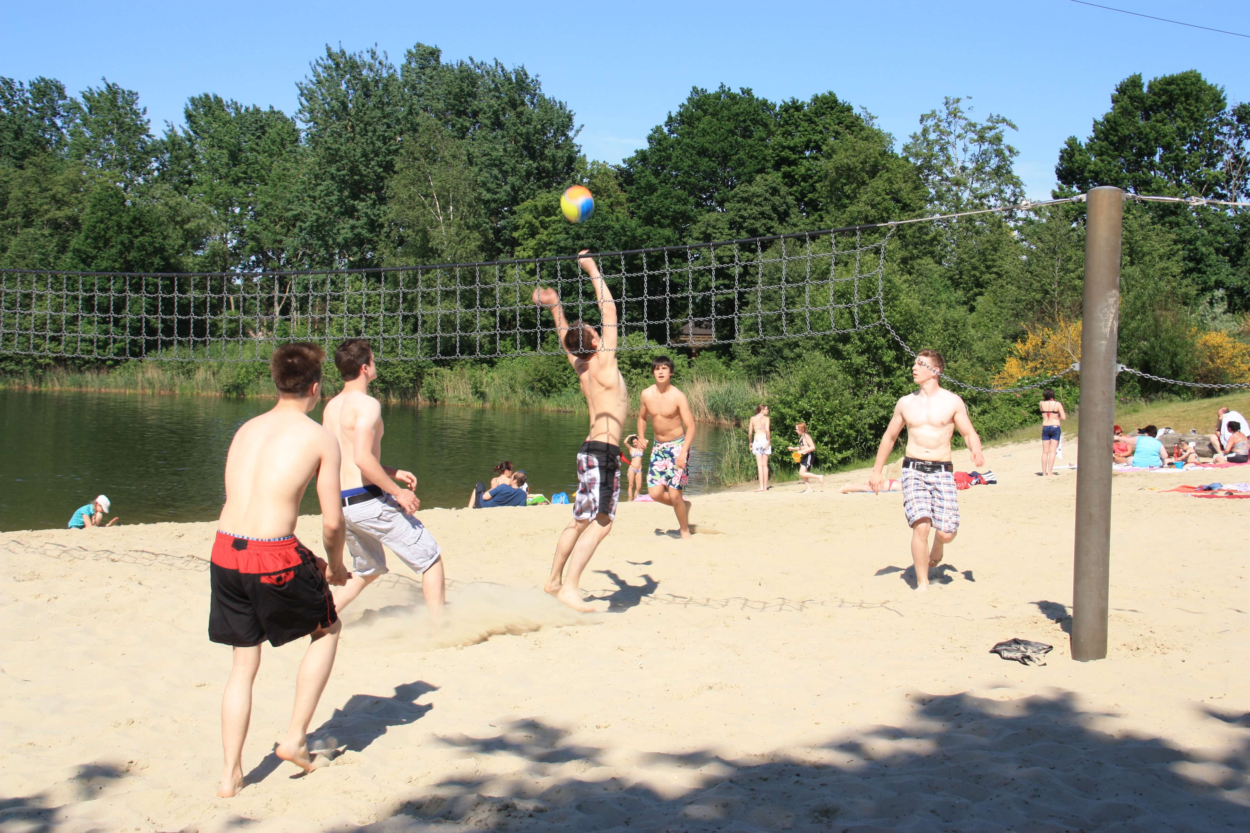 Campingpark Haddorfer Seen Beachvolleyball am See Foto