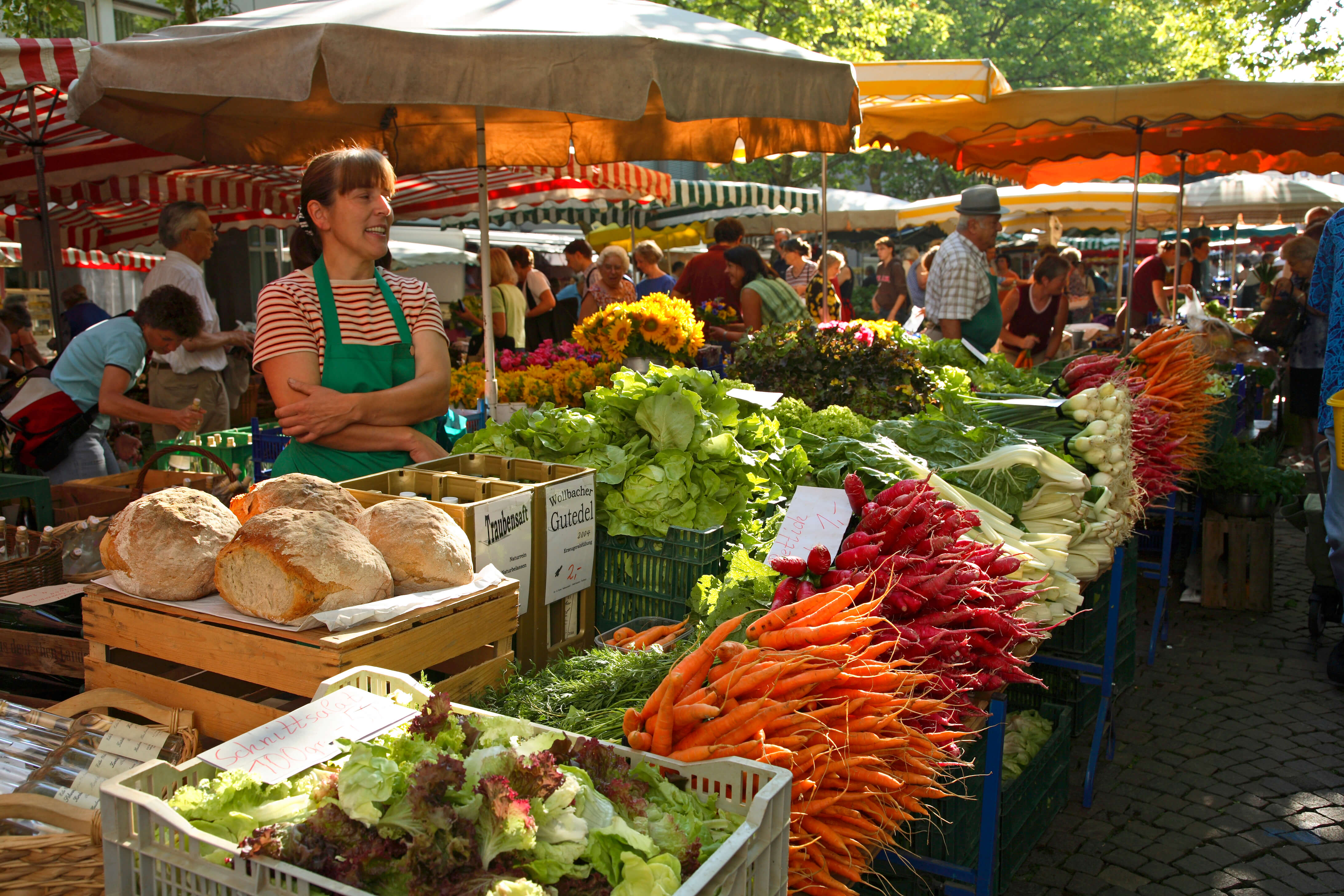 Wochenmarkt in Lörrach, Gemüse, Brot, Obst