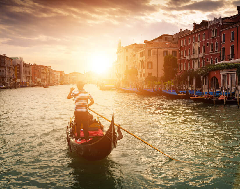 Bild Ein Gondolier rudert durch das Wasser von Venedig