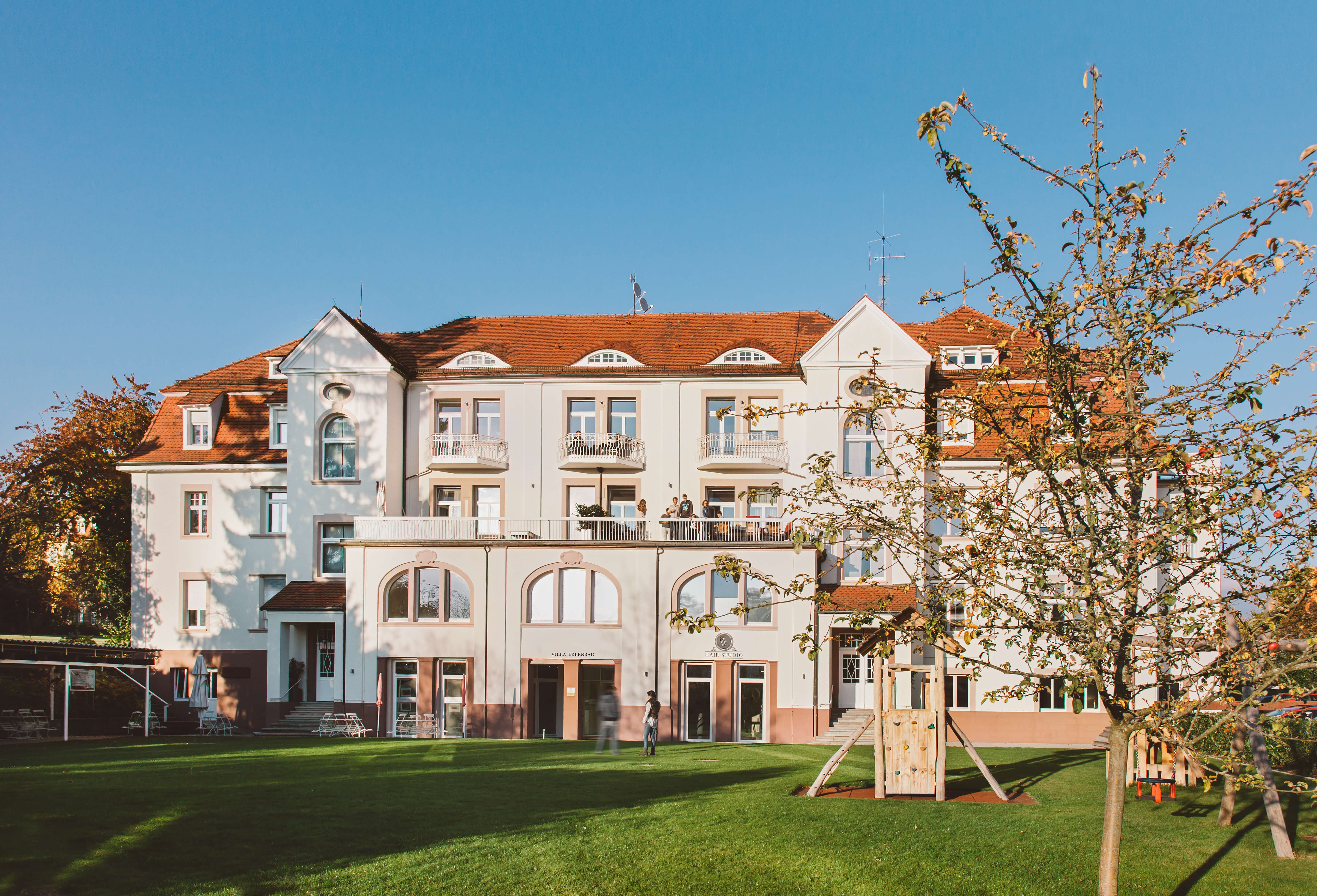 Villa Erlenbad Aussenansicht, Schloss, Wiese, Baum