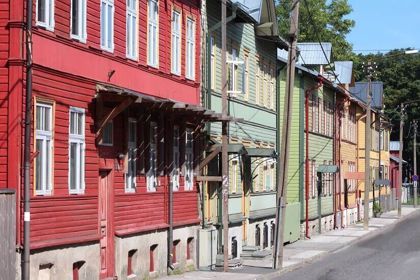 Bunte Holzhäuser im Tallinner Stadtteil Kalamaja