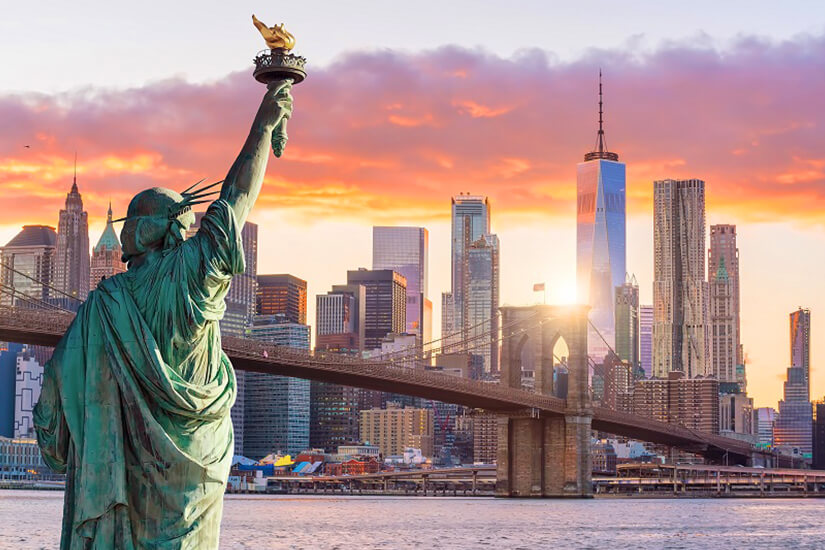 Freiheitsstatue und Wolkenkratzer in New York