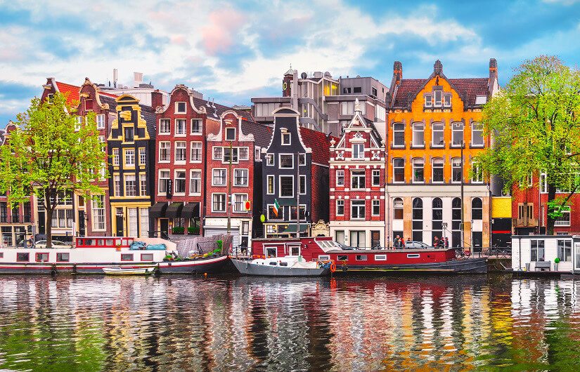 Häuser an einer Gracht in Amsterdam