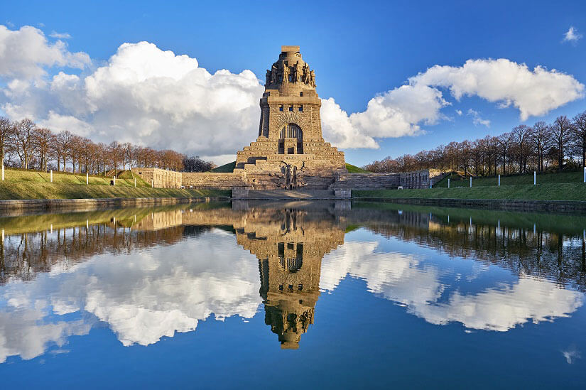 Das sich im Wasserbecken spiegelnde Völkerschlachtdenkmal