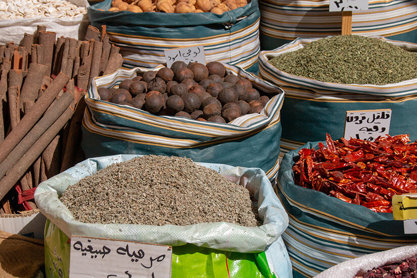 Orientalische Gewürze auf dem Markt