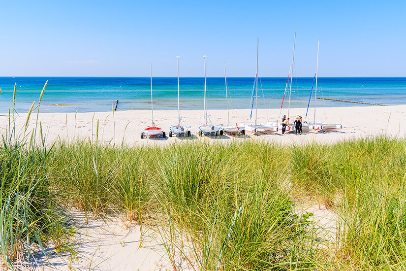 Strand mit Segelbooten auf Hiddensee