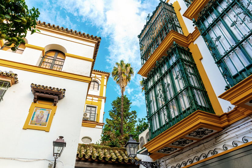 Historische Fassaden in Santa Cruz, Sevilla