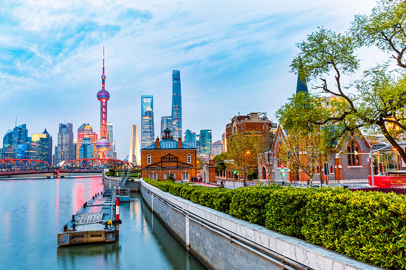 Skyline von Shanghai am Fluss