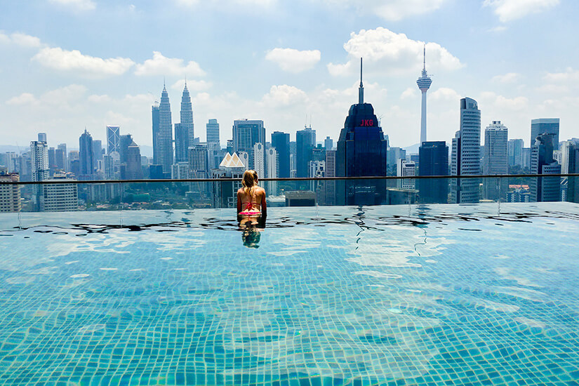 Ausblick vom Infinity Pool auf Kuala Lumpur