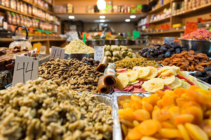 Obst und Nüsse auf dem Markt