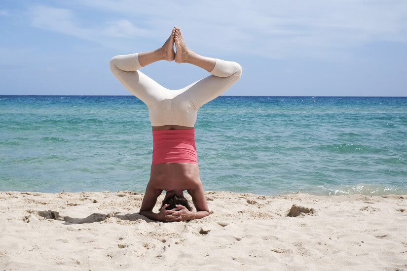 Yoga am Strand von Sardinien