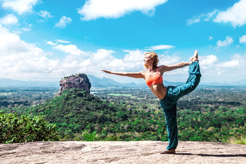 Yoga vor dem Pidurangala Rock in Sri Lanka