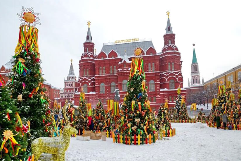 Geschmückte Nadelbäume zur Maslenitsa in Moskau