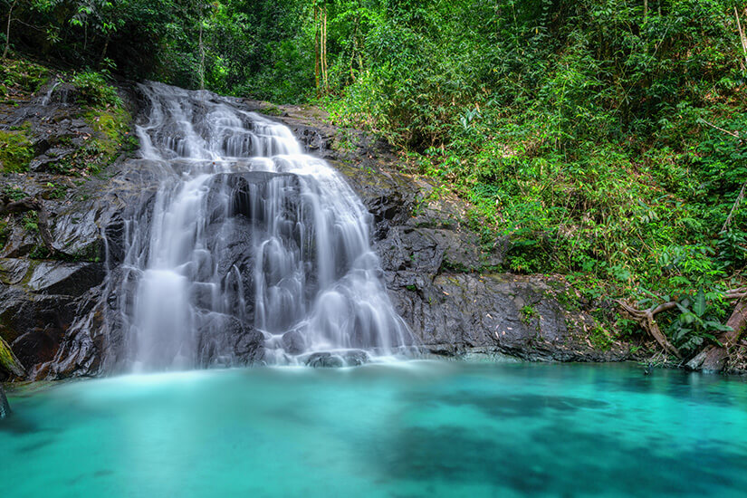 Tropischer Wasserfall Ton Chong Fa