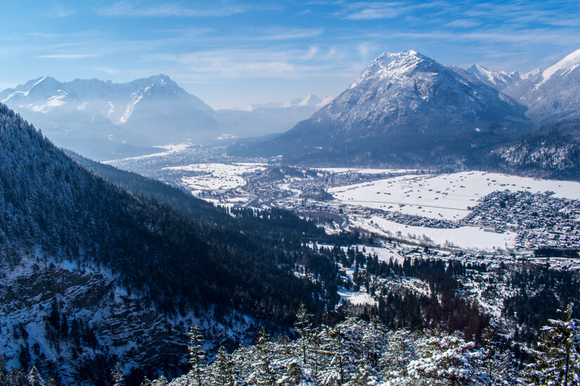 Schneebedecktes Garmisch-Partenkirchen und Farchand