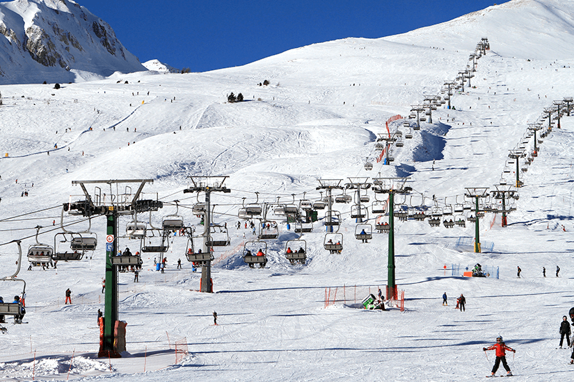 Skilift führt auf den Berg