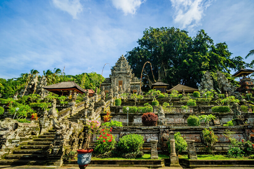 Blick auf den Pura Taman Saraswati Tempel in Ubud