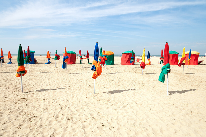 Deauville ist bekannt für seine bunten Schirme und Umkleidezelte