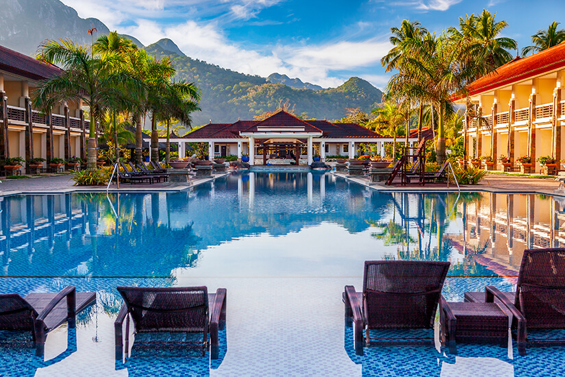 Exotisches Resort mit Blick auf die Berge