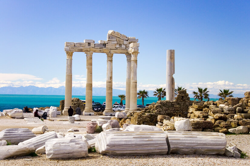 Apollon Tempel vor der Kulisse des Mittelmeers