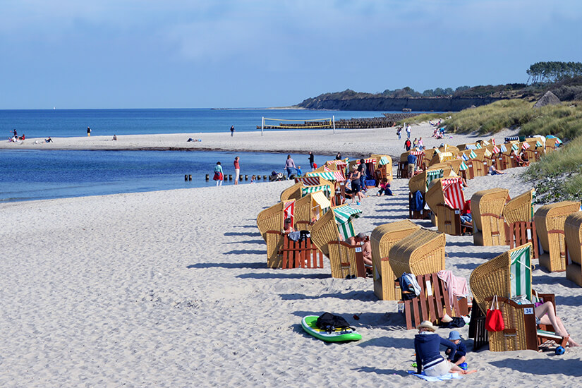 Strandkoerbe am Strand von Wustrow