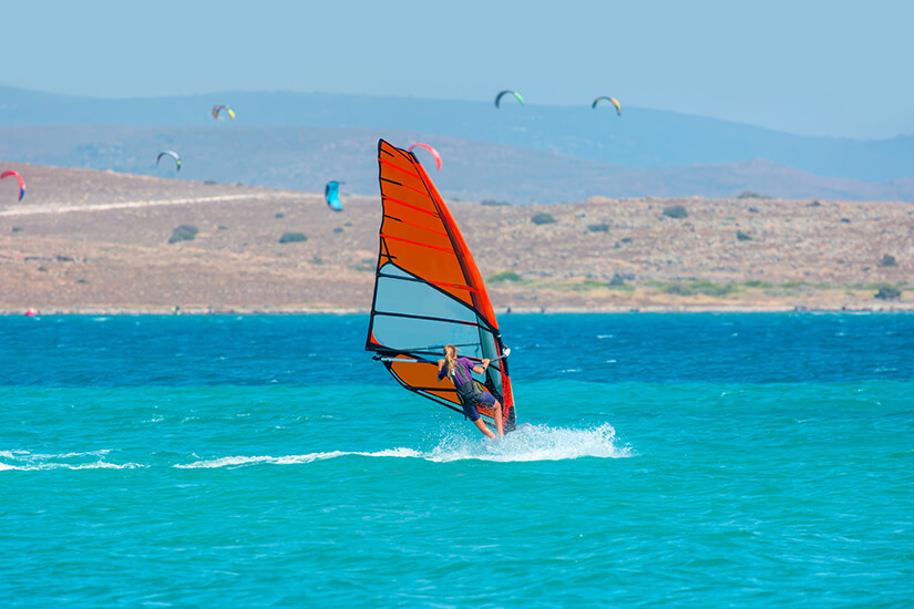 Vor Alacati herrschen beste Bedingungen fuer Surfer