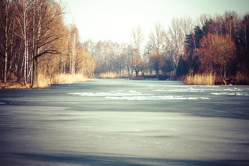 Zugefrorener See in Masuren