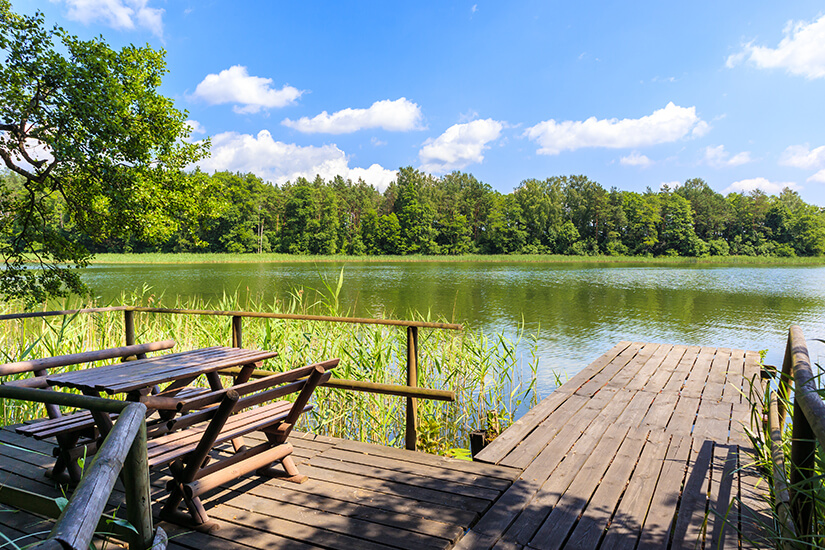 Steg mit Aussicht am Mokre-See