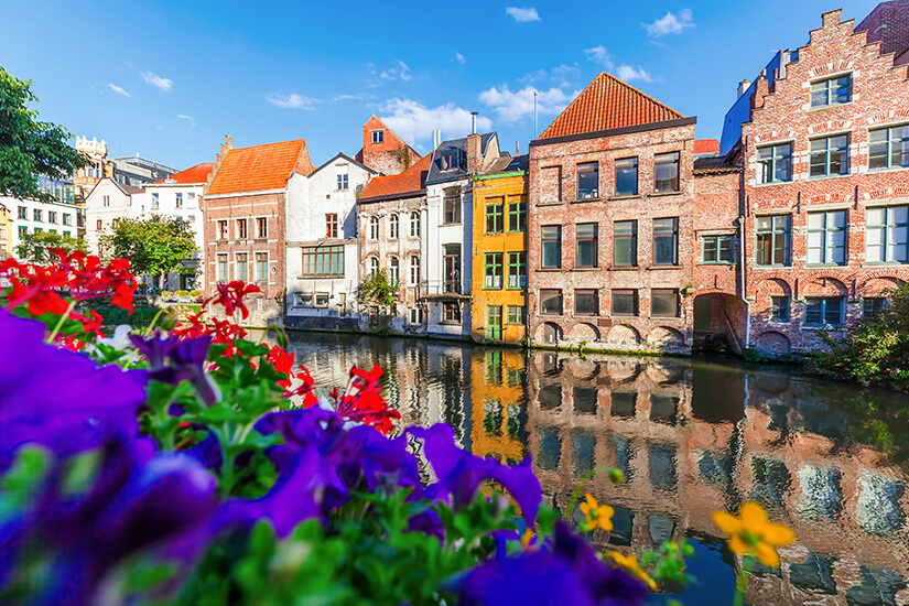 Historische Haeuser am Kanal in Gent