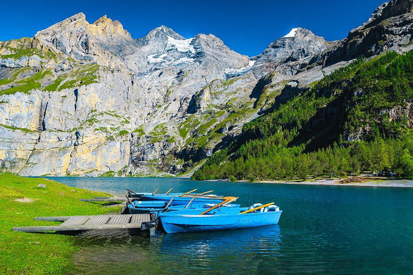 Boote am Oeschinensee