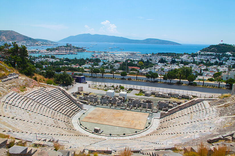 Sehenswertes Amphitheater mit Blick aufs Meer