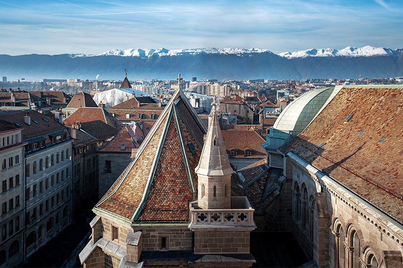 St. Pierre Kathedrale und Schweizer Alpen