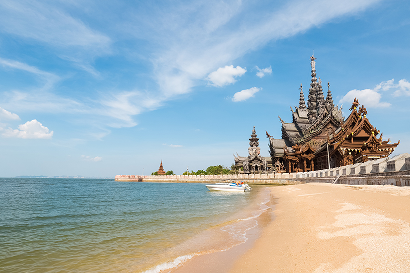 Prasat Sut Ja-Tum am Strand von Pattaya