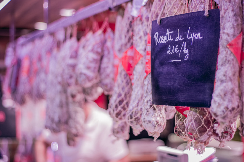 Delikatessen in der Halle von Paul Bocuse