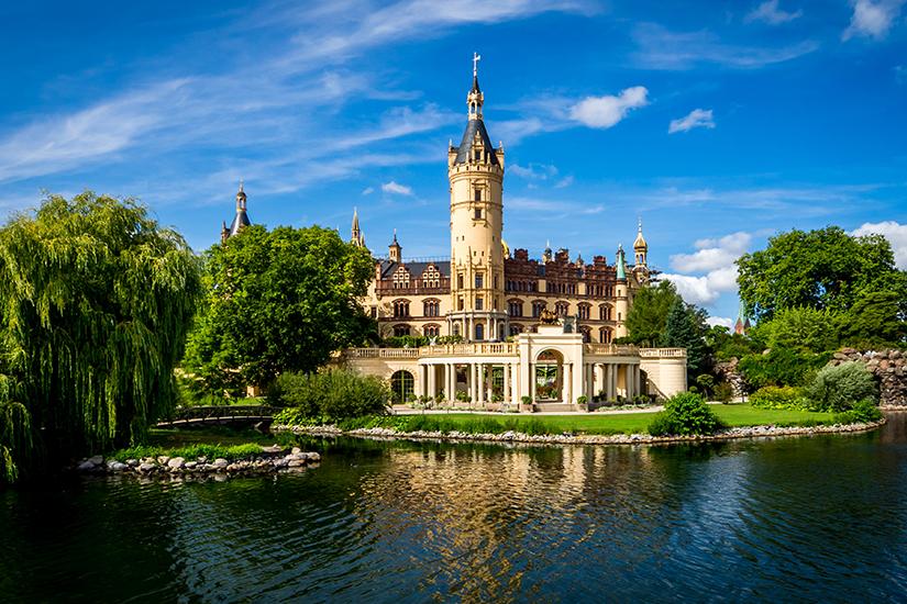 Imposantes Schweriner Schloss am See