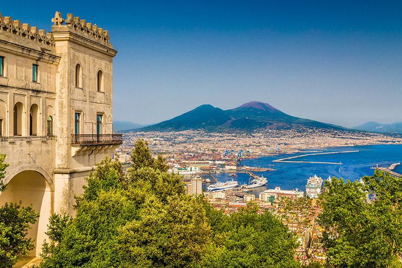 Blick von Neapel auf den Vesuv