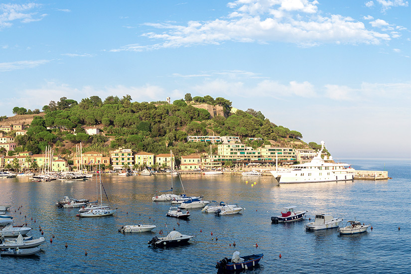 Blick auf das malerische Porto Azzurro