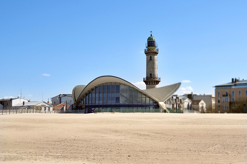 Teepott und Leuchtturm in Warnemuende