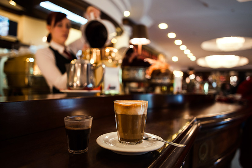 Kaffeehaus besuchen in Triest
