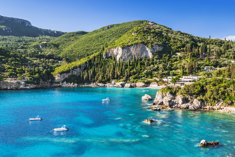 Boote am Paleokastritsa Beach