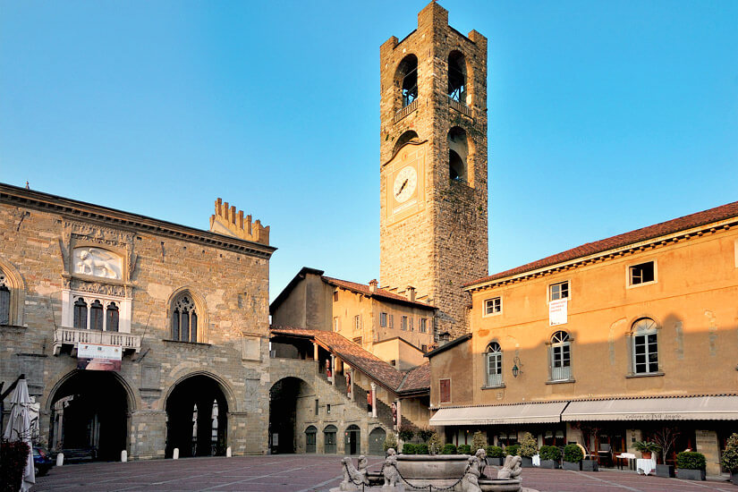 Der Torre Civica an der Piazza Vecchia