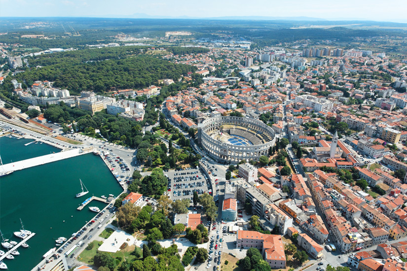 Hafen und Amphitheater von Pula aus der Luft